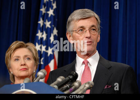 17. Januar 2007; Washington, DC, USA; Vertreter JOHN MCHUGH (R -NY) spricht mit Journalisten über seine Reise in den Irak und Afghanistan mit Senatoren HILLARY CLINTON (D -NY) und Evan Bayh (D -IN). Obligatorische Credit: Foto von Mark Murrmann/ZUMA Press. (©) Copyright 2007 von Mark Murrmann Stockfoto