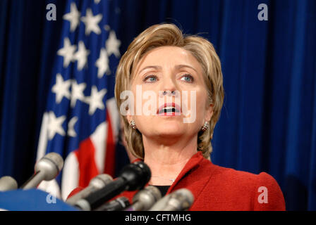 20. Januar 2007; Washington, DC, USA; Demokratischen Senator HILLARY RODHAM CLINTON startete ihr Lauf für das Weiße Haus durch Einsetzung einer explorativen Ausschusses zu testen Meinungen und sammeln Geld. Ihrem Umzug kam Tage, nachdem Sentor Barack Obama seinen Lauf begann. Bild: Am 17. Januar 2007, nach einer Reise nach Ira Stockfoto