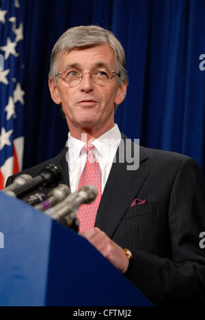 17. Januar 2007; Washington, DC, USA; Vertreter JOHN MCHUGH (R -NY) spricht mit Journalisten über seine Reise in den Irak und Afghanistan mit Senatoren Hillary Clinton (D -NY) und Evan Bayh (D -IN). Obligatorische Credit: Foto von Mark Murrmann/ZUMA Press. (©) Copyright 2007 von Mark Murrmann Stockfoto