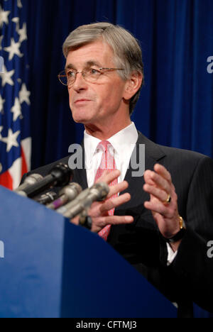 17. Januar 2007; Washington, DC, USA; Vertreter JOHN MCHUGH (R -NY) spricht mit Journalisten über seine Reise in den Irak und Afghanistan mit Senatoren Hillary Clinton (D -NY) und Evan Bayh (D -IN). Obligatorische Credit: Foto von Mark Murrmann/ZUMA Press. (©) Copyright 2007 von Mark Murrmann Stockfoto