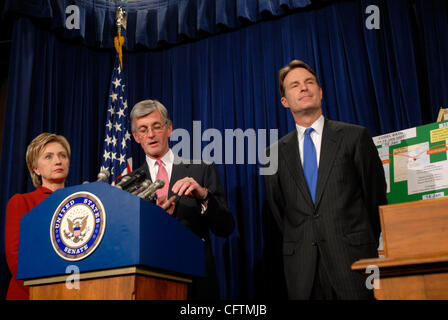 17. Januar 2007; Washington, DC, USA; Vertreter JOHN MCHUGH (R -NY) spricht mit Journalisten über seine Reise in den Irak und Afghanistan mit Senatoren HILLARY CLINTON (D -NY) und EVAN BAYH (D -IN). Obligatorische Credit: Foto von Mark Murrmann/ZUMA Press. (©) Copyright 2007 von Mark Murrmann Stockfoto