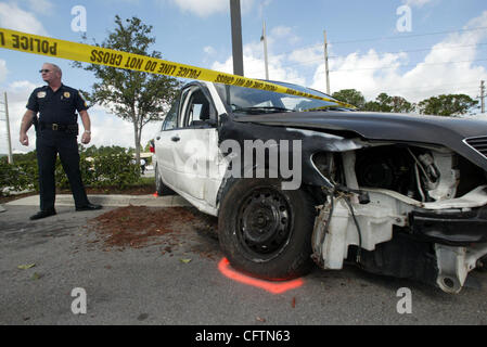 011807 Tc traf House 0032490A Personal Foto von Vada Mossavat/The Palm Beach Post Geschichte von Vogel PORT ST. LUCIE – Sgt. R. Dobler, Cq, mit Port St. Lucie Police Department war auf Szene nach eine 21-Year-Old Stuart Frau mit schweren Verletzungen nach einem unverantwortlichen St. Mary's Medical Center geflogen wurde Stockfoto