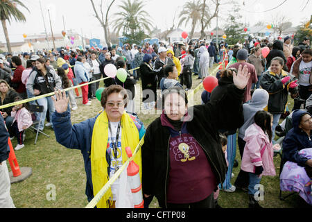 19. Januar 2007 - Orange Cove, CA, USA - am 27. Januar begann eine Menge von 5000 Schlange in Orange CoveÕs Thomas Eaton Park vor 05:00, Lebensmittelhilfe von Ortskirchen in Fresno County, Kalifornien zu erhalten. Die Mehrheit der erwachsenen Bevölkerung Orange CoveÕs nimmt Orangen oder arbeitet in verwandten Branchen suc Stockfoto