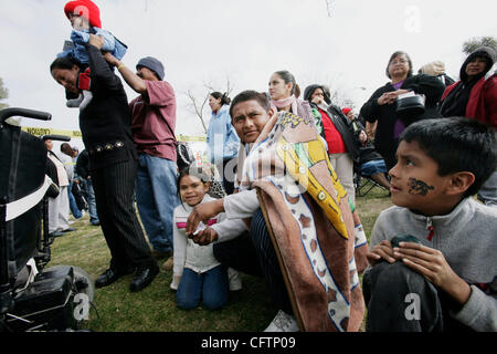 19. Januar 2007 - Orange Cove, CA, USA - am 27. Januar begann eine Menge von 5000 Schlange in Orange CoveÕs Thomas Eaton Park vor 05:00, Lebensmittelhilfe von Ortskirchen in Fresno County, Kalifornien zu erhalten. Die Mehrheit der erwachsenen Bevölkerung Orange CoveÕs nimmt Orangen oder arbeitet in verwandten Branchen suc Stockfoto