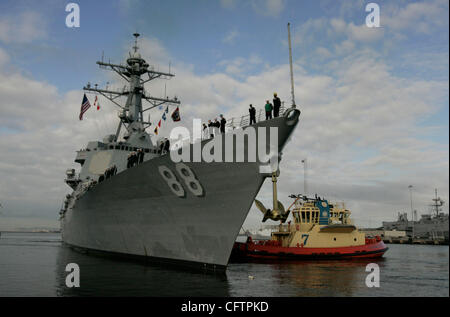 20. Januar 2007, San Diego,-The USS Preble abgereist vom Naval Station San Diego am Samstag, den 20.01.2007 im Rahmen von John C Stennis Carrier Strike Group.  Das Schiff wurde von der Anlegestelle an der Naval Station geholfen, da Crew-Mitglieder die Schiene besetzt.   Obligatorische Credit: Foto von John Gibbins/San Diego Un Stockfoto