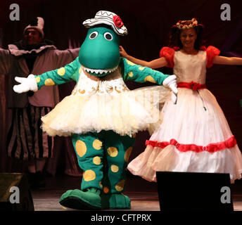 20. Januar 2007; New York, NY, USA; DOROTHY THE DINOSAUR während der "The Day USA Aussie Familienkonzert" in New York City Center statt. Obligatorische Credit: Foto von Nancy Kaszerman/ZUMA Press. (©) Copyright 2007 von Nancy Kaszerman Stockfoto