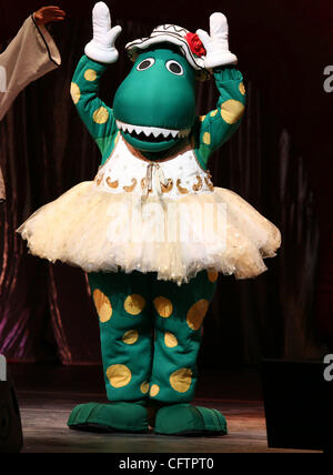 20. Januar 2007; New York, NY, USA; DOROTHY THE DINOSAUR während der "The Day USA Aussie Familienkonzert" in New York City Center statt. Obligatorische Credit: Foto von Nancy Kaszerman/ZUMA Press. (©) Copyright 2007 von Nancy Kaszerman Stockfoto