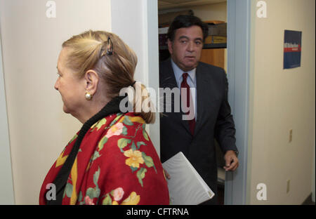 New Mexico Gouverneur Bill Richardson (rechts) und seine Frau Barbara Richardson kommen auf einer Pressekonferenz seine neue Kampagne Hauptquartier in Santa Fe, NM, Montag, 22. Januar 2007.  Richardson, ein Demokrat, kündigte über das Wochenende an, dass er, eine explorative Präsidialausschuss und He Inte gebildet hatte Stockfoto