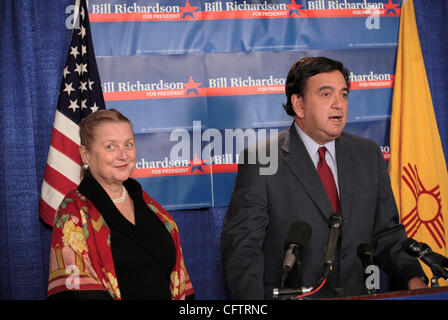 New Mexico Gouverneur Bill Richardson (rechts) und seine Frau Barbara Richardson spricht zu den Medien bei der ersten Pressekonferenz in seiner neuen Kampagne Zentrale in Santa Fe, NM, Montag, 22. Januar 2007.  Richardson, ein Demokrat, kündigte über das Wochenende an, dass er eine Präsidenten explorative c gebildet hatte Stockfoto