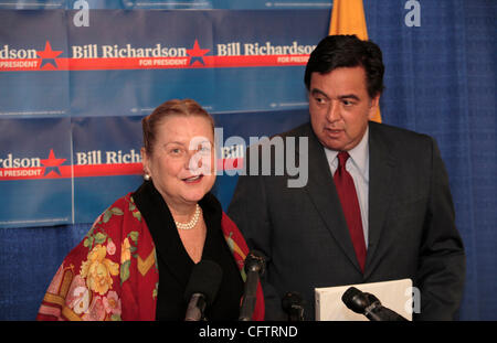 New Mexico Gouverneur Bill Richardson (rechts) und seine Frau Barbara Richardson spricht zu den Medien bei der ersten Pressekonferenz in seiner neuen Kampagne Zentrale in Santa Fe, NM, Montag, 22. Januar 2007.  Richardson, ein Demokrat, kündigte über das Wochenende an, dass er eine Präsidenten explorative c gebildet hatte Stockfoto