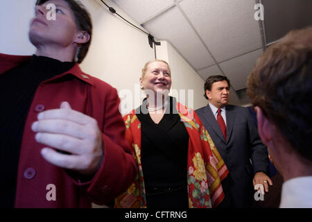 New Mexico Gouverneur Bill Richardson (rechts) und seine Frau Barbara Richardson belassen eine Pressekonferenz seinen neuen Kampagnen-Hauptsitz in Santa Fe, NM, Montag, 22. Januar 2007.  Richardson, ein Demokrat, kündigte über das Wochenende an, dass er eine explorative Präsidialausschuss gebildet hatte und er beabsichtigt Stockfoto