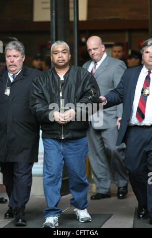 Francisco Torres wird von der Polizei, der One Police Plaza 23. Januar 2007 in Manhattan ging sein. Black Panther Francisco Torres wurde in Queens festgenommen und wird beschuldigt, 71 Tötung von zwei Polizisten in San Francisco. Bildnachweis: Mariela Lombard / ZUMA Press. Stockfoto