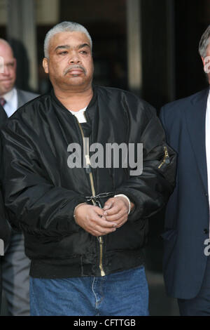 Francisco Torres wird von der Polizei, der One Police Plaza 23. Januar 2007 in Manhattan ging sein. Black Panther Francisco Torres wurde in Queens festgenommen und wird beschuldigt, 71 Tötung von zwei Polizisten in San Francisco. Bildnachweis: Mariela Lombard / ZUMA Press. Stockfoto