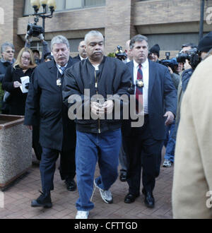 Francisco Torres wird von der Polizei, der One Police Plaza 23. Januar 2007 in Manhattan ging sein. Black Panther Francisco Torres wurde in Queens festgenommen und wird beschuldigt, 71 Tötung von zwei Polizisten in San Francisco. Bildnachweis: Mariela Lombard / ZUMA Press. Stockfoto