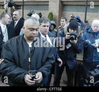 Francisco Torres wird von der Polizei, der One Police Plaza 23. Januar 2007 in Manhattan ging sein. Black Panther Francisco Torres wurde in Queens festgenommen und wird beschuldigt, 71 Tötung von zwei Polizisten in San Francisco. Bildnachweis: Mariela Lombard / ZUMA Press. Stockfoto