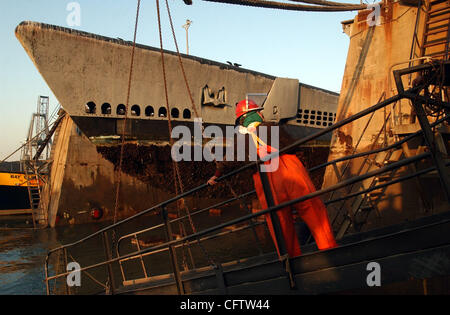 Trockendock Arbeiter Ricardo Tirado prüft die Rampe auf das Trockendock Plattform bevor Sie aufbrechen kratzen und Neulackierung der USS Pampanito, Dienstag, 23. Januar 2007. Das u-Boot des zweiten Weltkriegs wird im Trockendock im Bay Ship and Yacht in Alameda, Kalifornien, wo es aufgeräumt und an Pier 45 in San Fr zurückgegeben werden gestellt Stockfoto