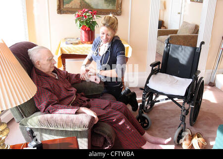 Dr. Skylar Ulrich, rechts, von San Francisco auf rufen Praxisgemeinschaft, prüft den Puls des Patienten James Johnson bei einem Hausbesuch in seinem Haus in San Francisco, Pacific Heights Mittwoch, 24. Januar 2007. (D. Ross Cameron/der Oakland Tribune) Stockfoto