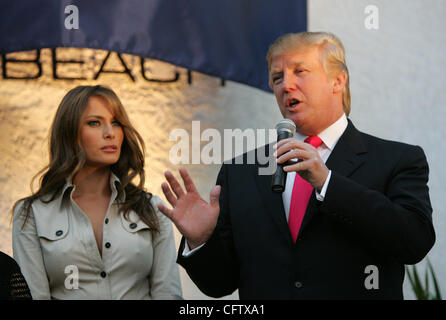 012607 Biz Trumpf Personal Photo Allen Eyestone/The Palm Beach Post-0032817A-West Palm Beach, FL...  Immobilien-Mogul Donald Trump (rechts) mit seiner Frau Melanie Trump, enthüllt seine neue Eigentumswohnungprojekt in Partnerschaft mit der Gruppe zugehörig. Es heißt Trump Tower Palm Beach und es entsteht südlich Stockfoto