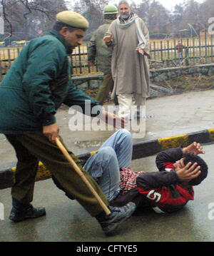 Indische Polizei laden zur Kashmiri Shia moslemischen trauernden während eine Aschura-Prozession in Srinagar 28. Januar 2007. Indische Polizei verwendet Tränengas und Schlagstöcken am Sonntag Shia Moslems zu zerstreuen, wie sie marschierten anlässlich den Tod des Prophets Enkel in Kaschmir Hauptstadt, mehr als 20 Menschen verletzt wurden, Stockfoto