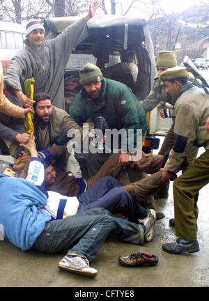 Indische Polizei laden zur Kashmiri Shia moslemischen trauernden während eine Aschura-Prozession in Srinagar 28. Januar 2007. Indische Polizei verwendet Tränengas und Schlagstöcken am Sonntag Shia Moslems zu zerstreuen, wie sie marschierten anlässlich den Tod des Prophets Enkel in Kaschmir Hauptstadt, mehr als 20 Menschen verletzt wurden, Stockfoto