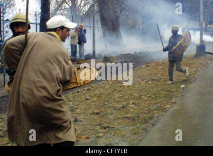 Indische Polizei laden zur Kashmiri Shia moslemischen trauernden während eine Aschura-Prozession in Srinagar 28. Januar 2007. Indische Polizei verwendet Tränengas und Schlagstöcken am Sonntag Shia Moslems zu zerstreuen, wie sie marschierten anlässlich den Tod des Prophets Enkel in Kaschmir Hauptstadt, mehr als 20 Menschen verletzt wurden, Stockfoto