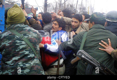 Indische Polizei laden zur Kashmiri Shia moslemischen trauernden während eine Aschura-Prozession in Srinagar 28. Januar 2007. Indische Polizei verwendet Tränengas und Schlagstöcken am Sonntag Shia Moslems zu zerstreuen, wie sie marschierten anlässlich den Tod des Prophets Enkel in Kaschmir Hauptstadt, mehr als 20 Menschen verletzt wurden, Stockfoto