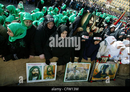 Shia Moslems sammeln im Abschnitt Halkali von Istanbul für das jährliche Ereignis Ashura 29. Januar 2007. Ashura erinnert an den Tod von Hussein ibn Ali, ein Enkel des Propheten Muhammad, die mit seinen Anhängern in Kerbela (heute Irak) 680 n. Chr. ermordet wurde. Schiiten betrachten Hussein der Nachfolger Stockfoto