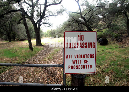 30. Januar 2006, Escondido, Kalifornien, USA. Dies ist ein Tor und ein Schild in einem Stand der Bäume auf der Rockwood-Ranch am Dienstag in Escondido, Kalifornien. Die Ranch wurde an die Firma verkauft, die Rancho Guejito besitzt.   Mandatory Credit: Foto von Eduardo Contreras/San Diego Union-Tribune/Zuma Press. Stockfoto