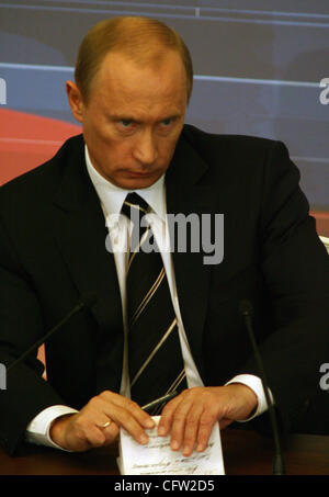 Der russische Präsident Vladimir Putin gab seiner Fernsehansprache Jahrespressekonferenz im Kreml. Stockfoto