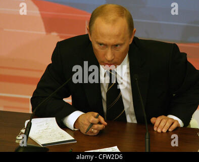 Der russische Präsident Vladimir Putin gab seiner Fernsehansprache Jahrespressekonferenz im Kreml. Stockfoto