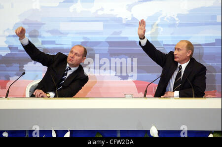 Der russische Präsident Vladimir Putin gab seiner Fernsehansprache Jahrespressekonferenz im Kreml. (Putins Presse Secretaty Alexi Gromov in der linken Seite). Stockfoto