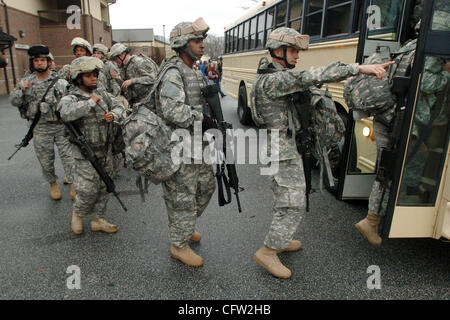 FORT BENNING, GA - Februar 1: Ein Soldat Wellen Abschied zu seiner Familie beim Einsteigen in eines Bus als 598th Unterhaltsbetrieb der US-Armee in den Irak aus Fort Benning, Georgia auf Donnerstag, 1. Februar 2007 bereitgestellt.  (Foto von Erik S. weniger / für die New York Times) Stockfoto