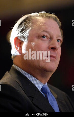 2. Februar 2007; San Jose, USA; Der ehemalige Vizepräsident AL GORE befasst sich mit eine Versammlung von Silicon Valley Unternehmen und Führungspersönlichkeiten im San Jose McEnery Convention Center, sein Thema: "Thinking Green: Wirtschaftsstrategie für das 21. Jahrhundert." Ein wichtiges Mitglied der Vorstand von Apple, Google und Unternehmertum Berater Stockfoto