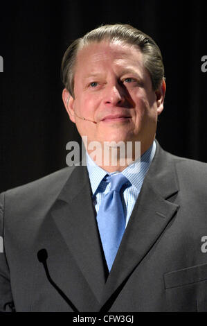 2. Februar 2007; San Jose, USA; Der ehemalige Vizepräsident AL GORE befasst sich mit eine Versammlung von Silicon Valley Unternehmen und Führungspersönlichkeiten im San Jose McEnery Convention Center, sein Thema: "Thinking Green: Wirtschaftsstrategie für das 21. Jahrhundert." Ein wichtiges Mitglied der Vorstand von Apple, Google und Unternehmertum Berater Stockfoto