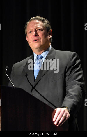 2. Februar 2007; San Jose, USA; Der ehemalige Vizepräsident AL GORE befasst sich mit eine Versammlung von Silicon Valley Unternehmen und Führungspersönlichkeiten im San Jose McEnery Convention Center, sein Thema: "Thinking Green: Wirtschaftsstrategie für das 21. Jahrhundert." Ein wichtiges Mitglied der Vorstand von Apple, Google und Unternehmertum Berater Stockfoto