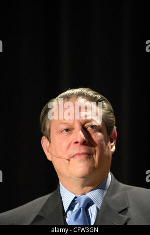 2. Februar 2007; San Jose, USA; Der ehemalige Vizepräsident AL GORE befasst sich mit eine Versammlung von Silicon Valley Unternehmen und Führungspersönlichkeiten im San Jose McEnery Convention Center, sein Thema: "Thinking Green: Wirtschaftsstrategie für das 21. Jahrhundert." Ein wichtiges Mitglied der Vorstand von Apple, Google und Unternehmertum Berater Stockfoto