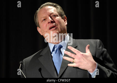 2. Februar 2007; San Jose, USA; Der ehemalige Vizepräsident AL GORE befasst sich mit eine Versammlung von Silicon Valley Unternehmen und Führungspersönlichkeiten im San Jose McEnery Convention Center, sein Thema: "Thinking Green: Wirtschaftsstrategie für das 21. Jahrhundert." Ein wichtiges Mitglied der Vorstand von Apple, Google und Unternehmertum Berater Stockfoto