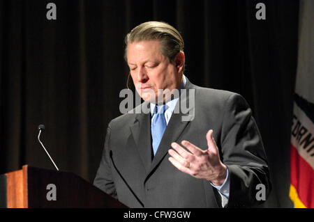 2. Februar 2007; San Jose, USA; Der ehemalige Vizepräsident AL GORE befasst sich mit eine Versammlung von Silicon Valley Unternehmen und Führungspersönlichkeiten im San Jose McEnery Convention Center, sein Thema: "Thinking Green: Wirtschaftsstrategie für das 21. Jahrhundert." Ein wichtiges Mitglied der Vorstand von Apple, Google und Unternehmertum Berater Stockfoto