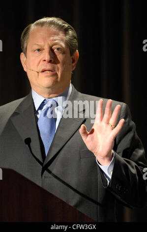 2. Februar 2007; San Jose, USA; Der ehemalige Vizepräsident AL GORE befasst sich mit eine Versammlung von Silicon Valley Unternehmen und Führungspersönlichkeiten im San Jose McEnery Convention Center, sein Thema: "Thinking Green: Wirtschaftsstrategie für das 21. Jahrhundert." Ein wichtiges Mitglied der Vorstand von Apple, Google und Unternehmertum Berater Stockfoto