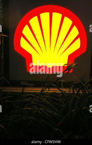 2. Februar 2007 - ist San Clemente, Kalifornien, USA - Shell Oil Company die Vereinigten Staaten ansässige Tochtergesellschaft der Royal Dutch Shell (eine multinationale Ölgesellschaft (Mineralölgesellschaft) des Anglo-niederländische Herkunft, die zu den größten privaten Sektor Energiekonzerne der Welt zählt). Rund 22.000 Mitarbeiterinnen und Mitarbeiter der Shell sind Stockfoto