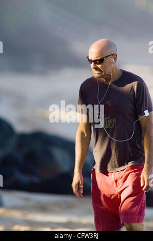 HIER gesehen: Einnahme seine tägliche Joggen an der North Shore.   Terry O'Quinn, die "Locke" spielt auf dem TV show LOST Stockfoto