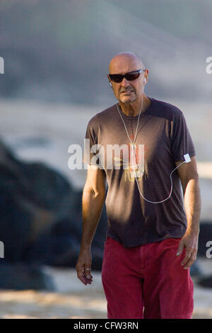 HIER gesehen: Einnahme seine tägliche Joggen an der North Shore.   Terry O'Quinn, die "Locke" spielt auf dem TV show LOST Stockfoto