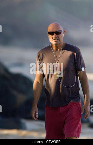 HIER gesehen: Einnahme seine tägliche Joggen an der North Shore.   Terry O'Quinn, die "Locke" spielt auf dem TV show LOST Stockfoto