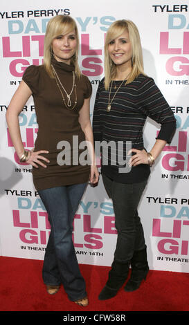 7. Februar 2007 - Hollywood, CA, USA - NATALIE und NICOLE GARZA kommt bei Tyler Perry 'Daddys Little Girls' Premiere im Arclight Kino in Hollywood. (Kredit-Bild: © Marianna Tag Massey/ZUMA Press) Stockfoto