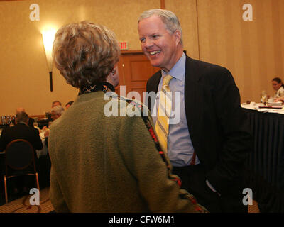 Tom Campbell, Dekan der Haas School of Business, spricht mit einem Besucher vor einer Rede in der Commonwealth Club im Hotel Nikko in San Francisco, Kalifornien, auf Mittwoch, 24. Januar 2007.  (Dean Coppola/Contra Costa Times) Stockfoto