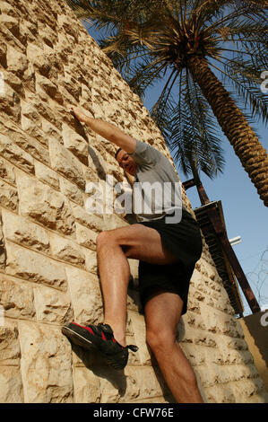 9. Februar 2007 - Bagdad, Irak - CPT DAVID HILE, MD, ein Notarzt mit Bagdad Combat Area Support Hospital klettert die Wand von einem Wohnhaus in Bagdad. Hile steigt in der Regel 2-3 Mal pro Woche 30 Minuten, um den Stress für die Behandlung von 30-50 Schlacht verwundet während seiner normalen 12 hou Stockfoto