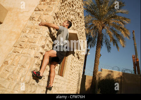 9. Februar 2007 - Bagdad, Irak - CPT DAVID HILE, MD, ein Notarzt mit Bagdad Combat Area Support Hospital klettert die Wand von einem Wohnhaus in Bagdad. Hile steigt in der Regel 2-3 Mal pro Woche 30 Minuten, um den Stress für die Behandlung von 30-50 Schlacht verwundet während seiner normalen 12 hou Stockfoto