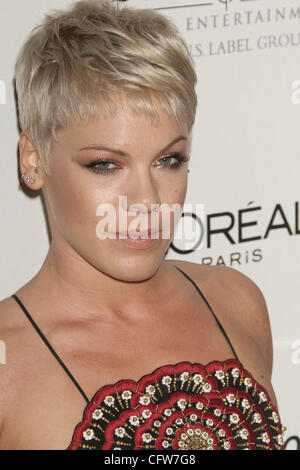 10. Februar 2007; Hollywood, Kalifornien, USA;  Sängerin PINK auf der Clive Davis Pre-Grammy-Party im Beverly Hilton obligatorisch Kredit statt: Foto von Paul Fenton/ZUMA Press. (©) Copyright 2007 von Paul Fenton Stockfoto