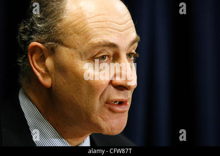 11. Februar 2007; New York, New York, USA; Senator CHARLES SCHUMER (D -NY) hält eine Pressekonferenz, die Enthüllung eines neuen Plans, Air Traffic Controller Einstellung zu steigern, Ausbildung und Anstellung in seinem Büro in Manhattan in New York City am Sonntag, 11. Februar 2007.  Schumer behauptete, dass New York City Bereich Flughafen Stockfoto