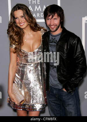 11. Februar 2007; Los Angeles, Kalifornien, USA; GRAMMYS 2007: JAMES BLUNT und PETRA NEMCOVA Ankunft am 49. Annual Grammy Awards im Staples Center in Los Angeles statt. Obligatorische Credit: Foto von Lisa O'Connor/ZUMA Press. (©) Copyright 2007 von Lisa O'Connor Stockfoto